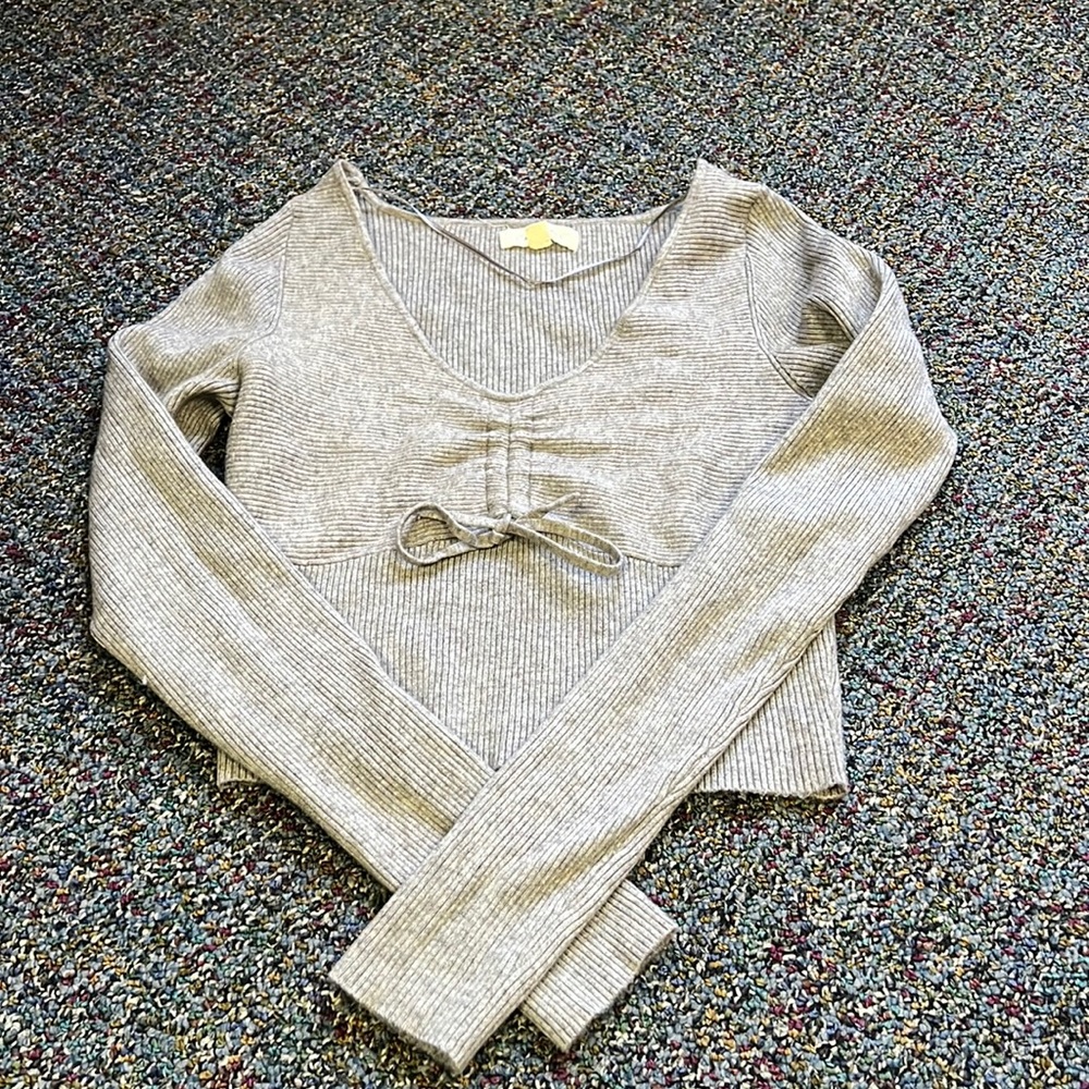 LA hearts long sleeve grey v-line knit top. Size M.